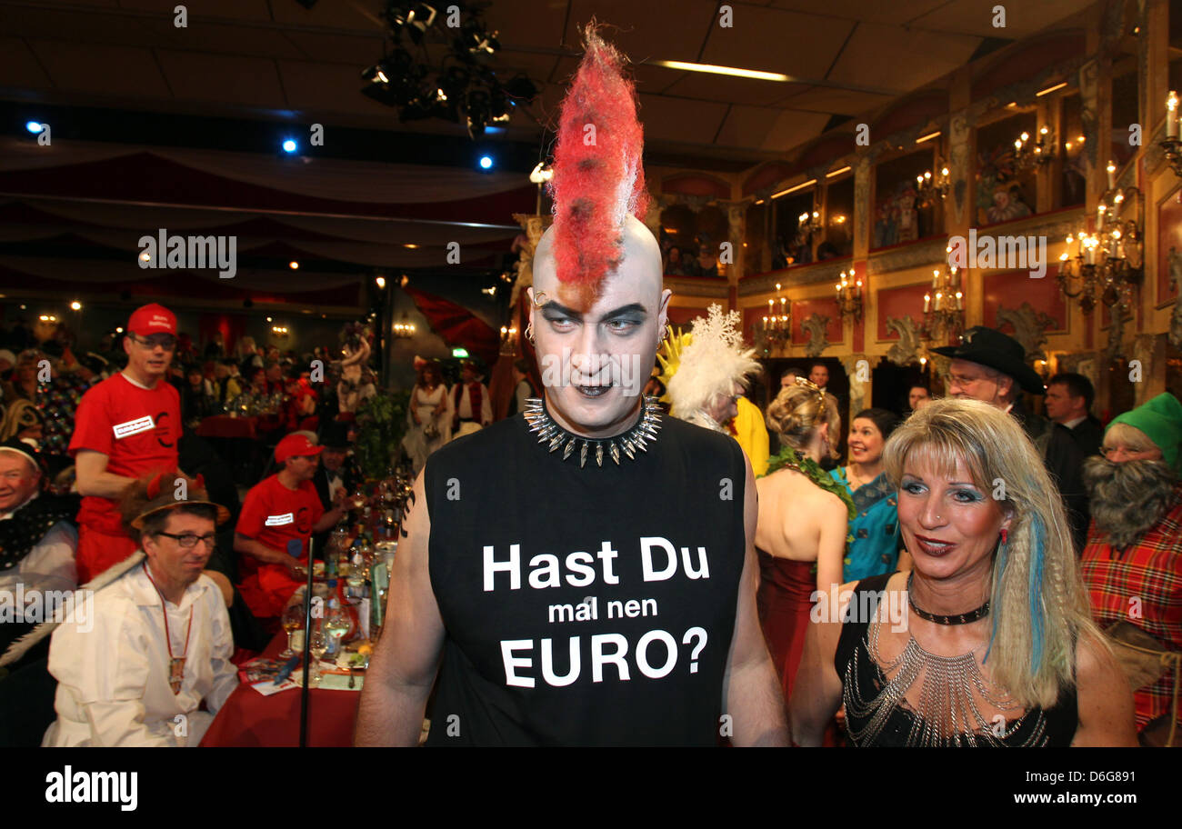 La Baviera è il ministro delle Finanze Markus Soeder e sua moglie Karin (R) sono vestiti come punks in Franconia carnevale di Veitshoechheim, Germania, 10 febbraio 2012. Rappresentanti della politica, la chiesa e le altre sfere sociali parteciperà il carnevale la XXV edizione. Foto: Karl-Josef Hildenbrand Foto Stock