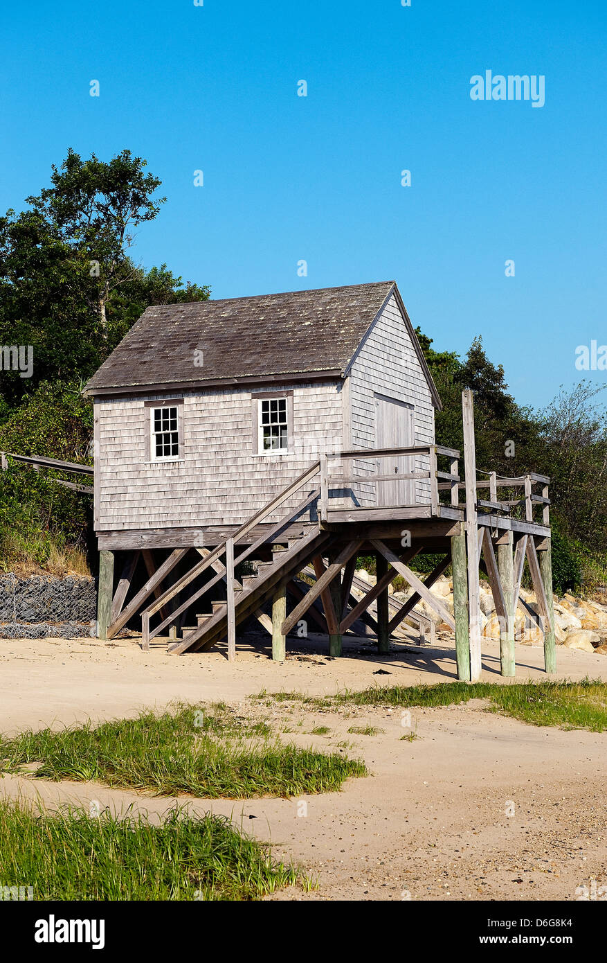 Il Boathouse rustico sulla spiaggia, Chatham, Cape Cod, MA, Stati Uniti d'America Foto Stock