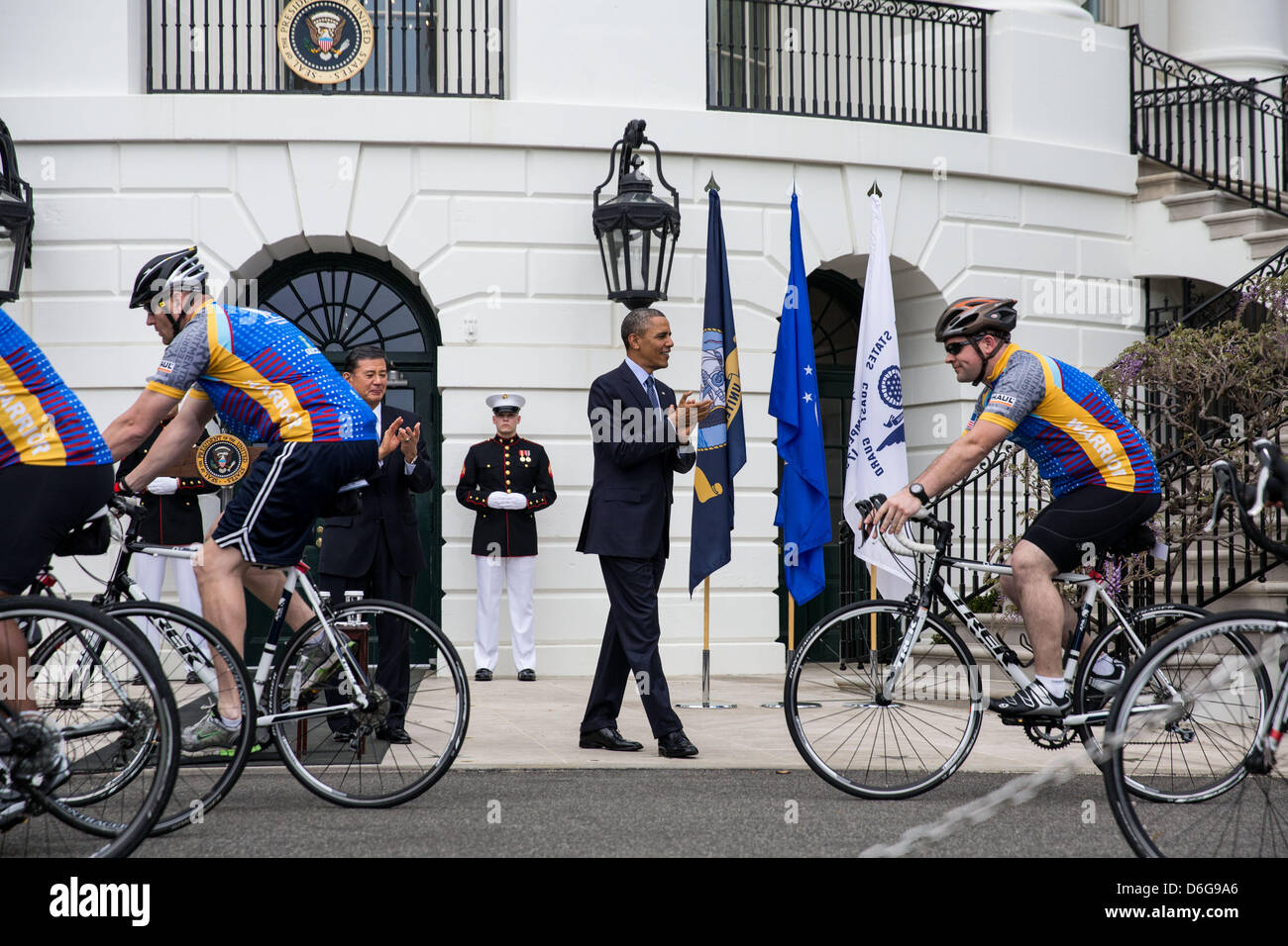 La Casa Bianca di Washington. DC, Stati Uniti d'America. Aprile 17, 2013. Il Presidente degli Stati Uniti Barack Obama, destra e U.S. Il segretario degli Affari dei Veterani Eric Shinseki, sinistra, fare il tifo per i piloti durante una cerimonia di benvenuto il guerriero ferito progetto soldato della corsa per la Casa Bianca nella celebrazione del settimo soldato annuale Ride, Mercoledì, 17 aprile 2013, sul prato Sud della Casa Bianca a Washington. .Credito: Drew Angerer / Pool via CNPDPA/Alamy Live News Foto Stock