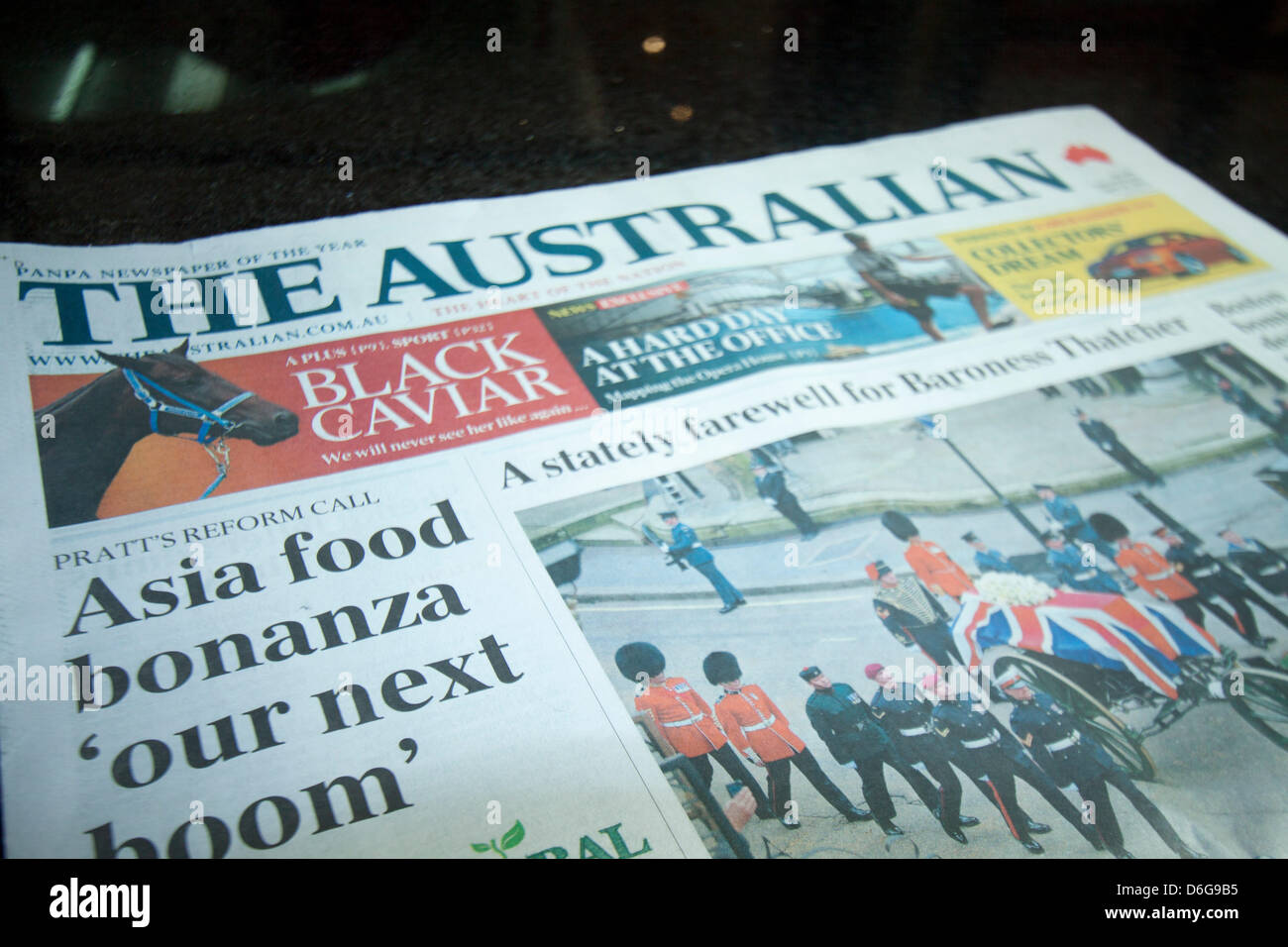 Adelaide, Australia. Il 18 aprile 2013. . Il maestoso funerale della Baronessa Thatcher è coperto sul lato anteriore della pagina di un quotidiano nazionale, l'australiano. Credito: Amer Ghazzal /Alamy Live News Foto Stock