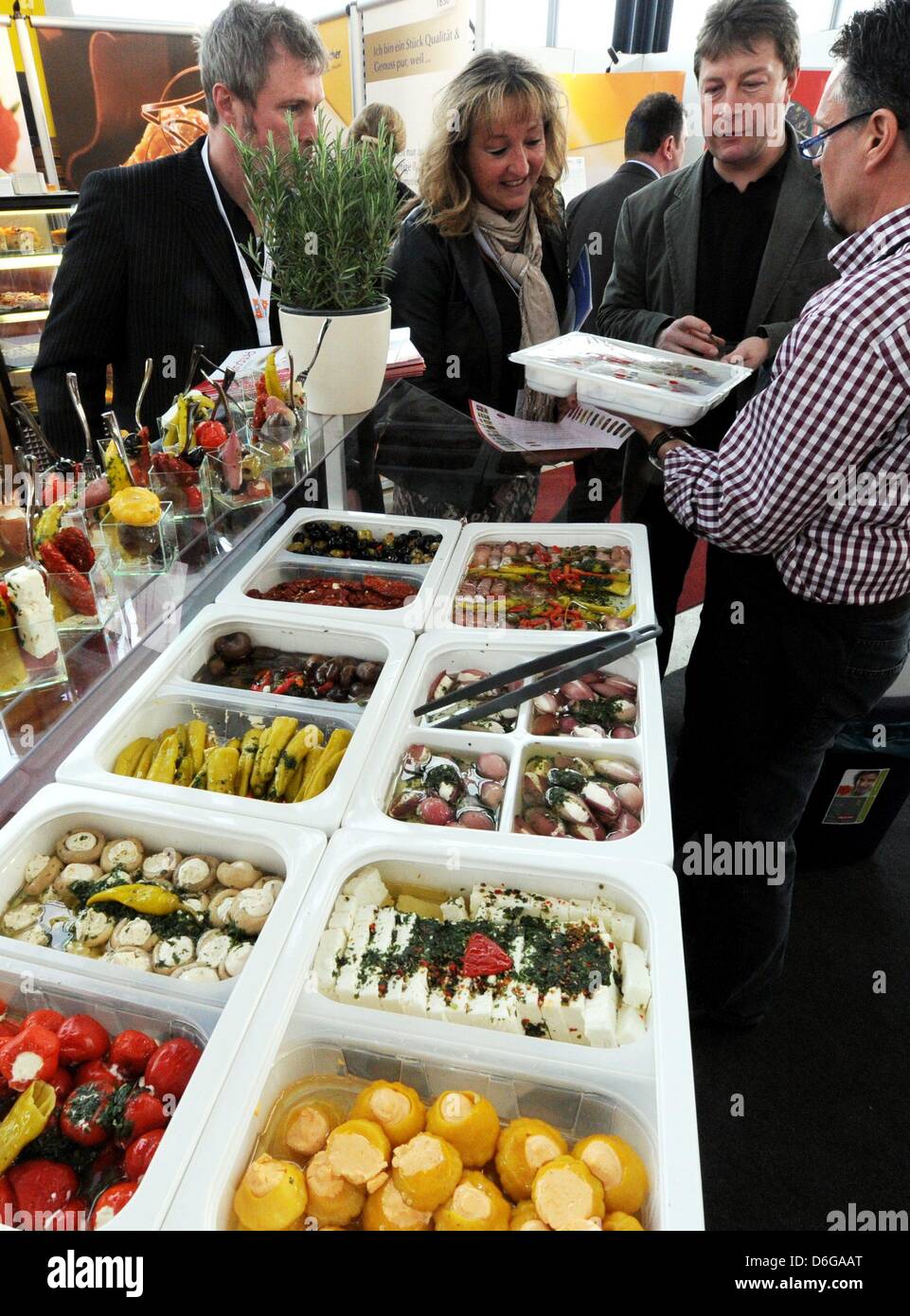 Visitatori provare antipasti in corrispondenza di un supporto del Nord Gastro fiera a Husum, Germania, 13 febbraio 2012. I circa 200 espositori si aspettano più di 5 mila gli ospiti a due giorni di fiera di gastronomia e alberghi. Foto: Carsten Rehder Foto Stock