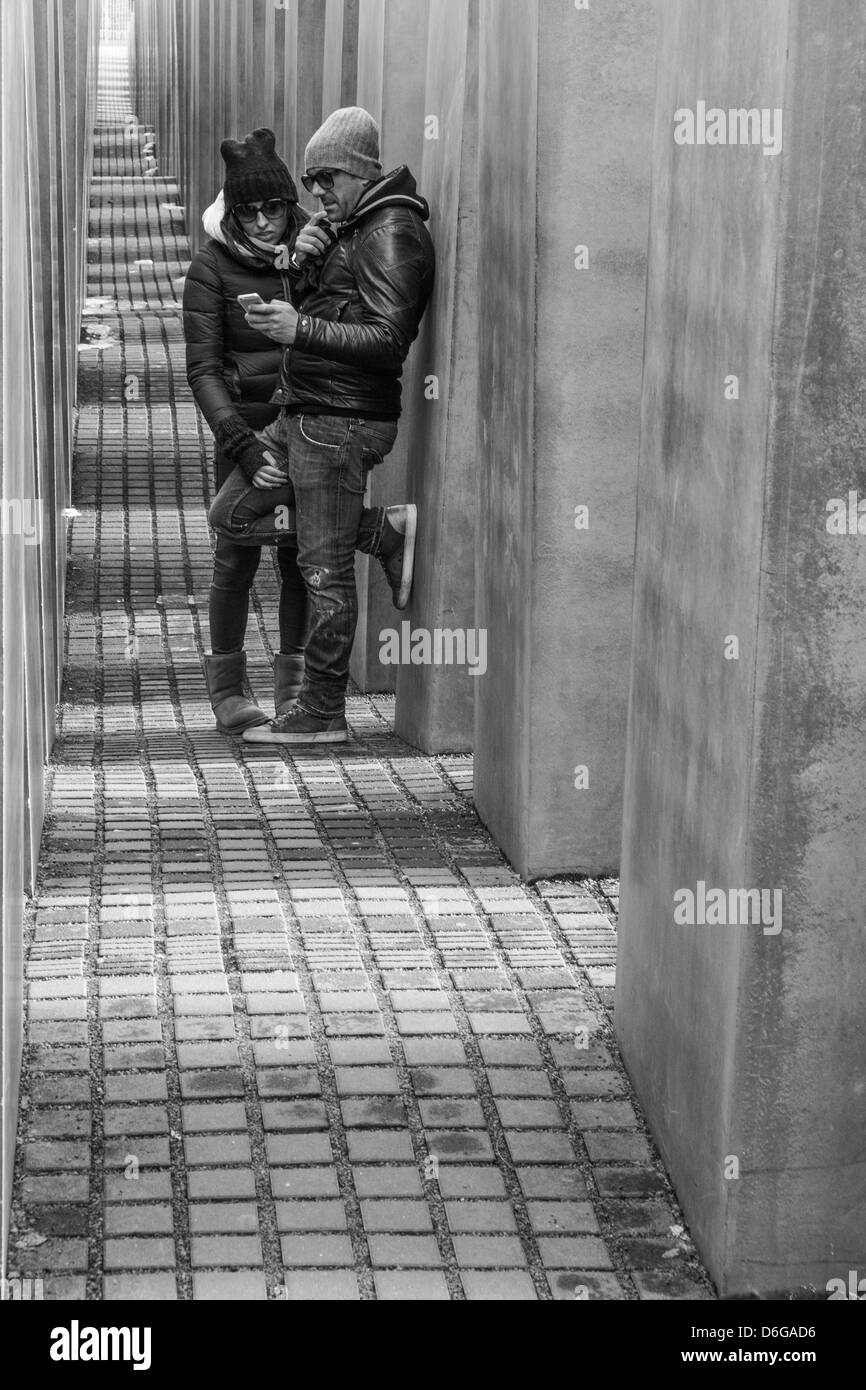 I turisti presso il Memoriale dell'Olocausto a Berlino Germania Foto Stock