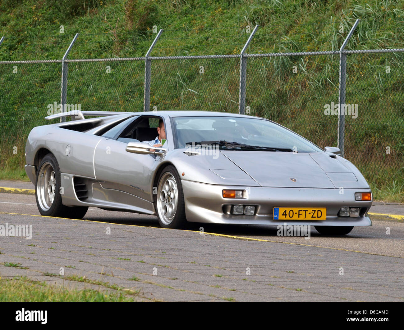 La Lamborghini Diablo U9 del 1991 è una supercar ad alte prestazioni che definisce lusso e velocità. Conosciuta per il suo design elegante e il potente motore, è diventata un'auto iconica degli anni '1990 Foto Stock