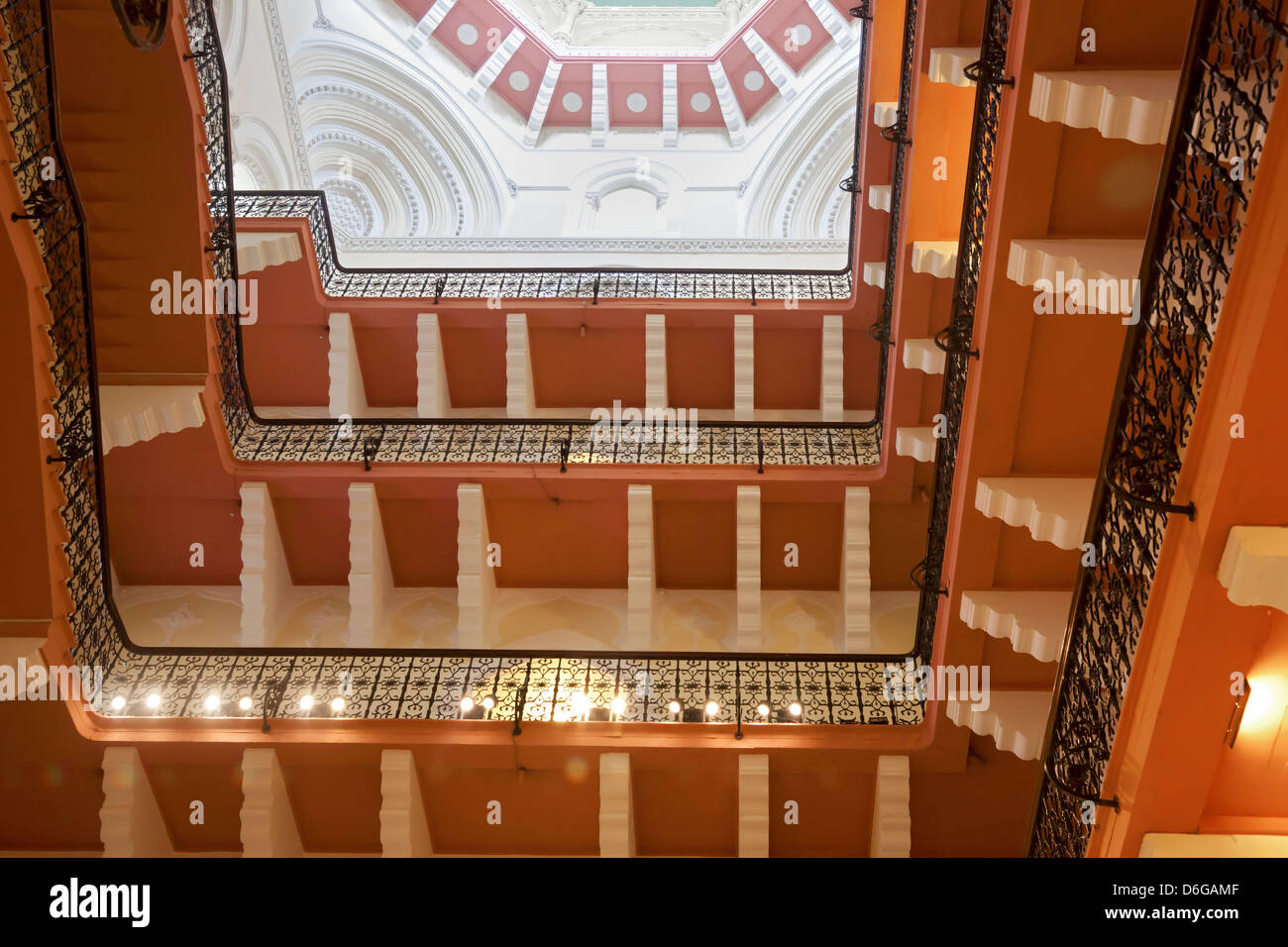 Splendida architettura interna del Taj Hotel di Bombay in India della luce trafili attraverso la cupola illuminare le gallerie Foto Stock