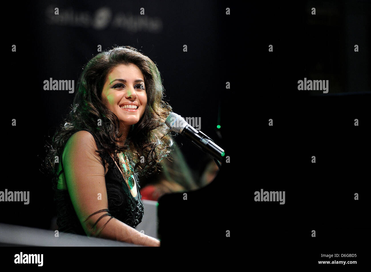 Cantante British-Georgian Katie Melua esegue durante l'evento di beneficenza Cinema per la pace nell'ambito della sessantaduesima Berlinale Berlino, Germania, 13 febbraio 2012. Dal 2002 Cinema per la pace è stata una iniziativa mondiale, promuovendo l'umanità attraverso la pellicola mentre invitando i membri della international film comunità a partecipare al Cinema annuale per la pace Award-Gala-notte durante l'essere Foto Stock