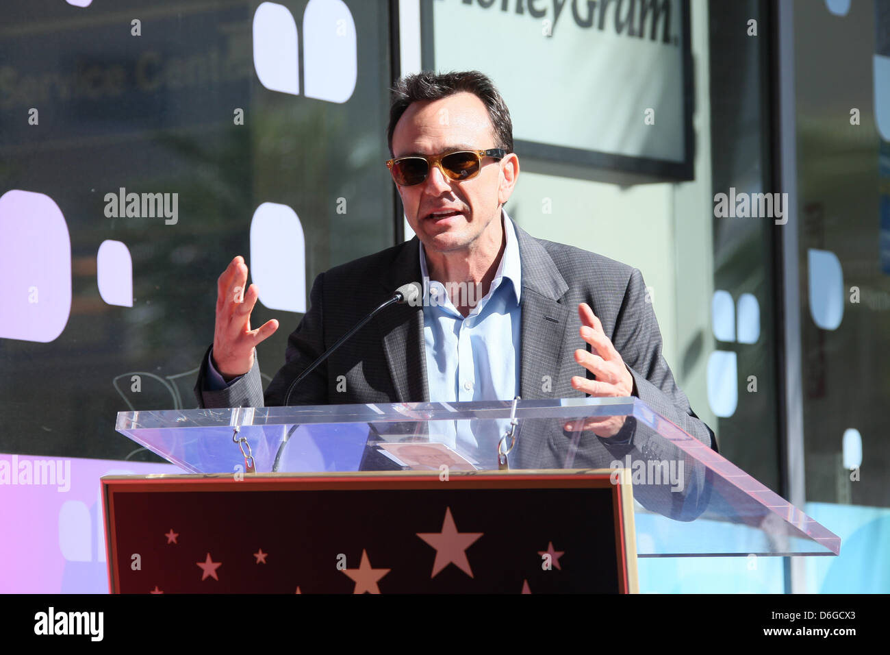 Attore Hank Azaria assiste alla cerimonia honorong il creatore di tv show The Simpsons, Matt Groening, con una nuova stella sulla Hollywood Walk of Fame sulla Hollywood Boulevard a Los Angeles, Stati Uniti d'America, il 14 febbraio 2012. Foto: Hubert Boesl Foto Stock