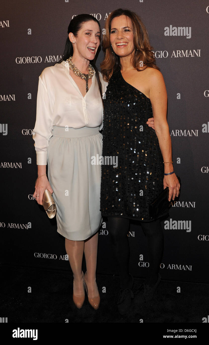 Roberta Armani, la nipote della stilista italiano Giorgio Armani e Nathalie von Bismarck (L) arrivano a Giorgio Armani Cocktail Party celebrata a una nuova boutique a Berlino, Germania, 14 febbraio 2012. Foto: Jens Kalaene Foto Stock