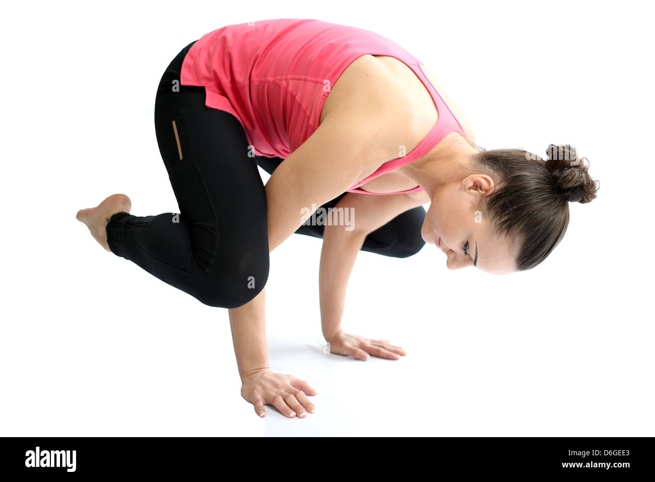 Montare sano giovane donna in abiti sportivi, eseguire esercizi sul pavimento, isolata contro uno sfondo bianco, Tracciato di ritaglio Foto Stock