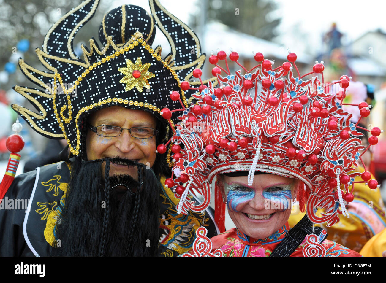 I partecipanti vestiti in costumi cinesi prendere parte in cinese  tradizionale sfilata di carnevale a Dietfurt, Germania, 16 febbraio 2012.  Come ogni anno, carnivalists vestito come asiatici festeggia il carnevale  in Dietfurt.