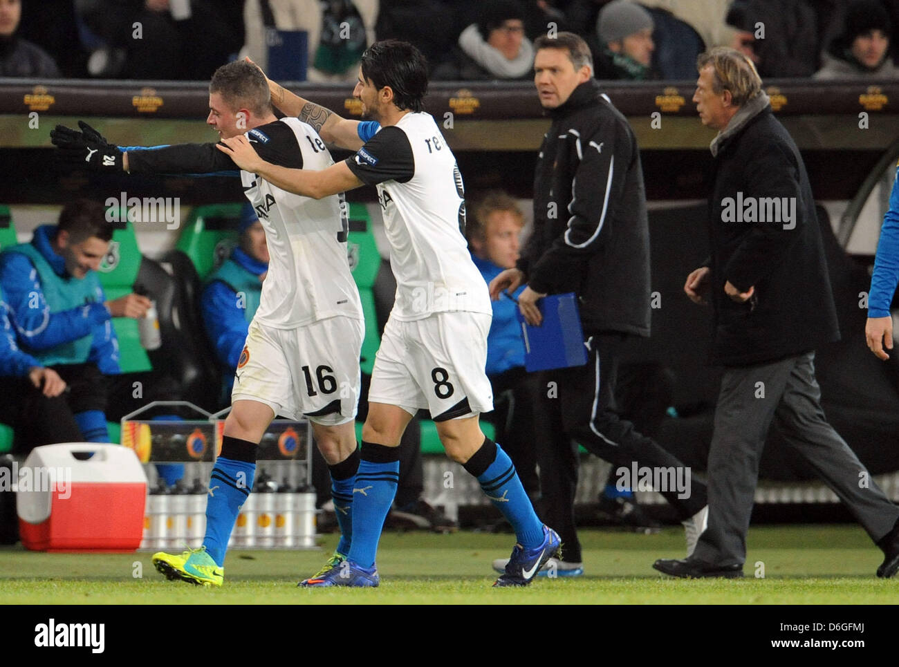 Brugge è Maxime Lestienne (L) celebra il suo obiettivo 0-1 con il team mate Lior Rafaelov durante l'Europa League round di 32 prima gamba partita di calcio tra Hannover 96 e Club Brugge ad Hannover Arena di Hannover in Germania il 16 febbraio 2012. Foto: Peter Steffen dpa/L  +++(c) dpa - Bildfunk+++ Foto Stock