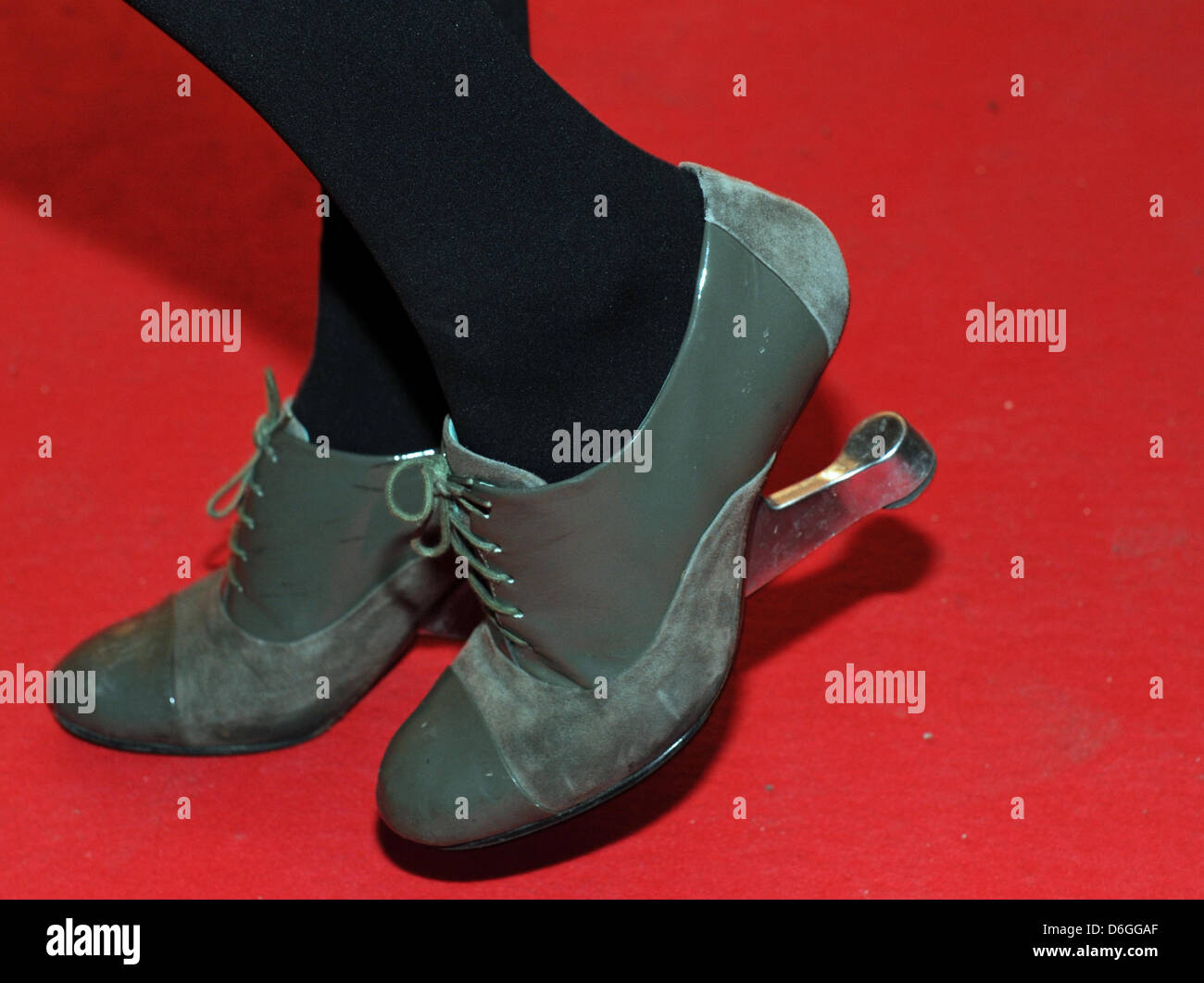 Fashion designer Marcel Ostertag indossa le scarpe di regno nute alla manifestazione "La lunga Notte della moda' all'Filmcasino a Monaco di Baviera, Germania, il 16 febbraio 2012. Foto: Ursula Dueren Foto Stock