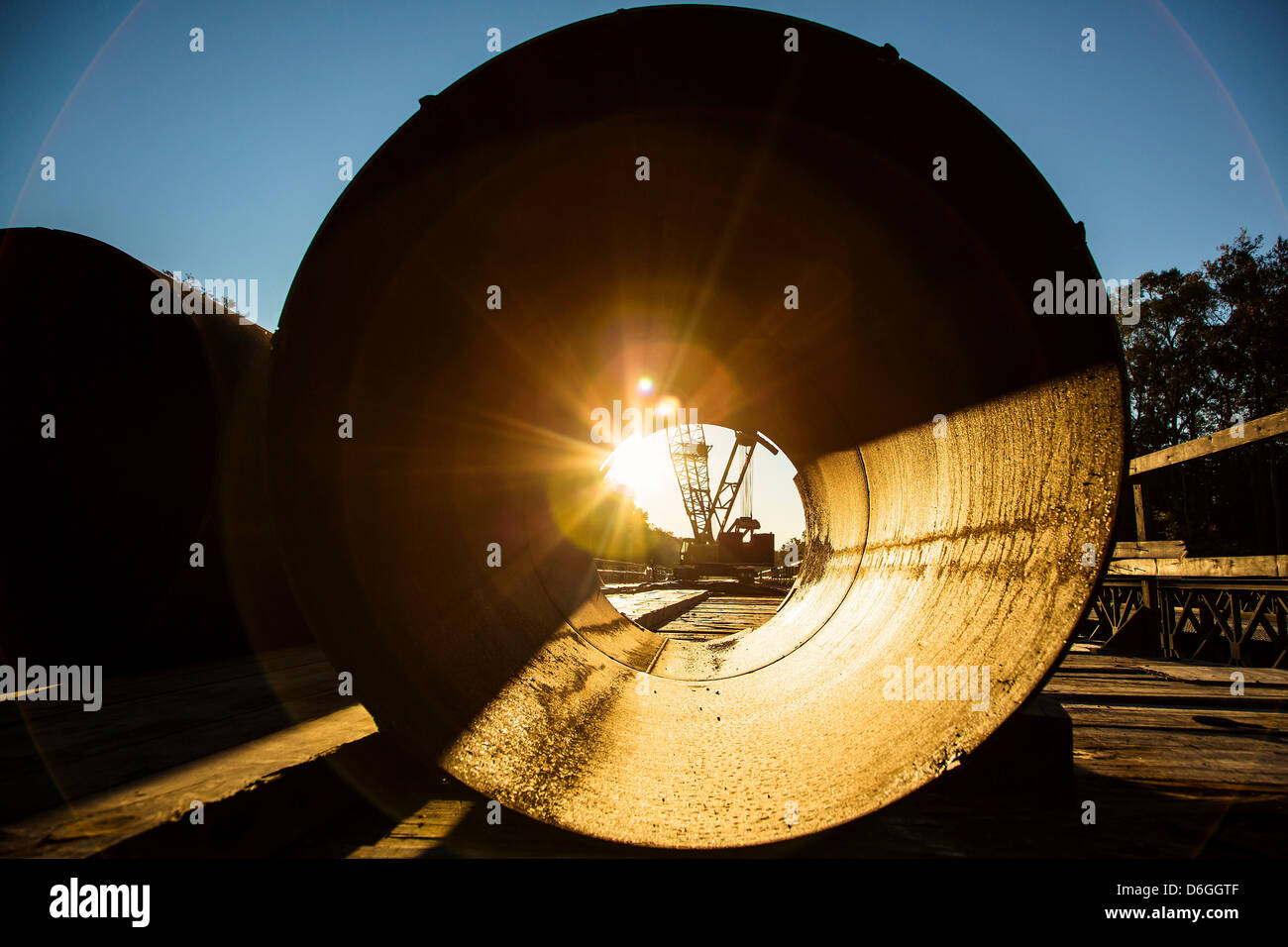 Sunrise osservata attraverso un tubo di calcestruzzo Foto Stock
