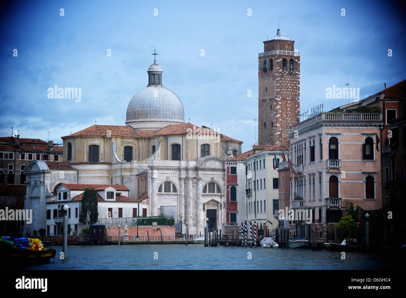 La chiesa e gli edifici sul Canal, Venezia, Veneto, Italia Foto Stock