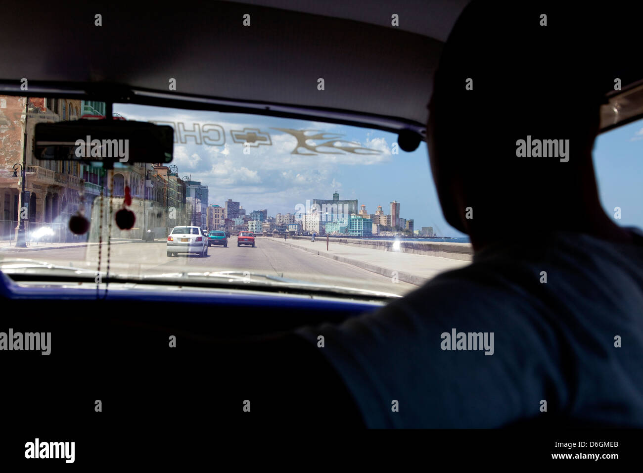 La vita quotidiana e l uomo alla guida di auto, il cubano Città dell Avana, La Habana, Cuba, Sud America, America Latina. Skyline, Malecon promenade Foto Stock