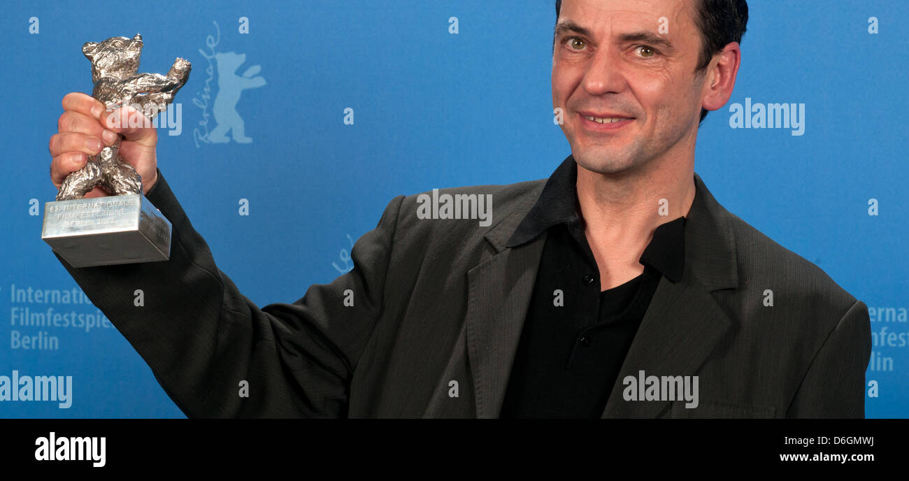 Christian Petzold, direttore tedesco del film "Barbara" è in posa con l'Orso d'Argento come Miglior Regista durante la cerimonia di premiazione del 62° Festival Internazionale del Cinema di Berlino a Berlino, Germania, 18 febbraio 2012. Un totale di 18 pellicole erano in concorrenza per la Berlinale del prestigioso Orso d oro per la migliore immagine. Foto: Tim Brakemeier dpa/lbn Foto Stock