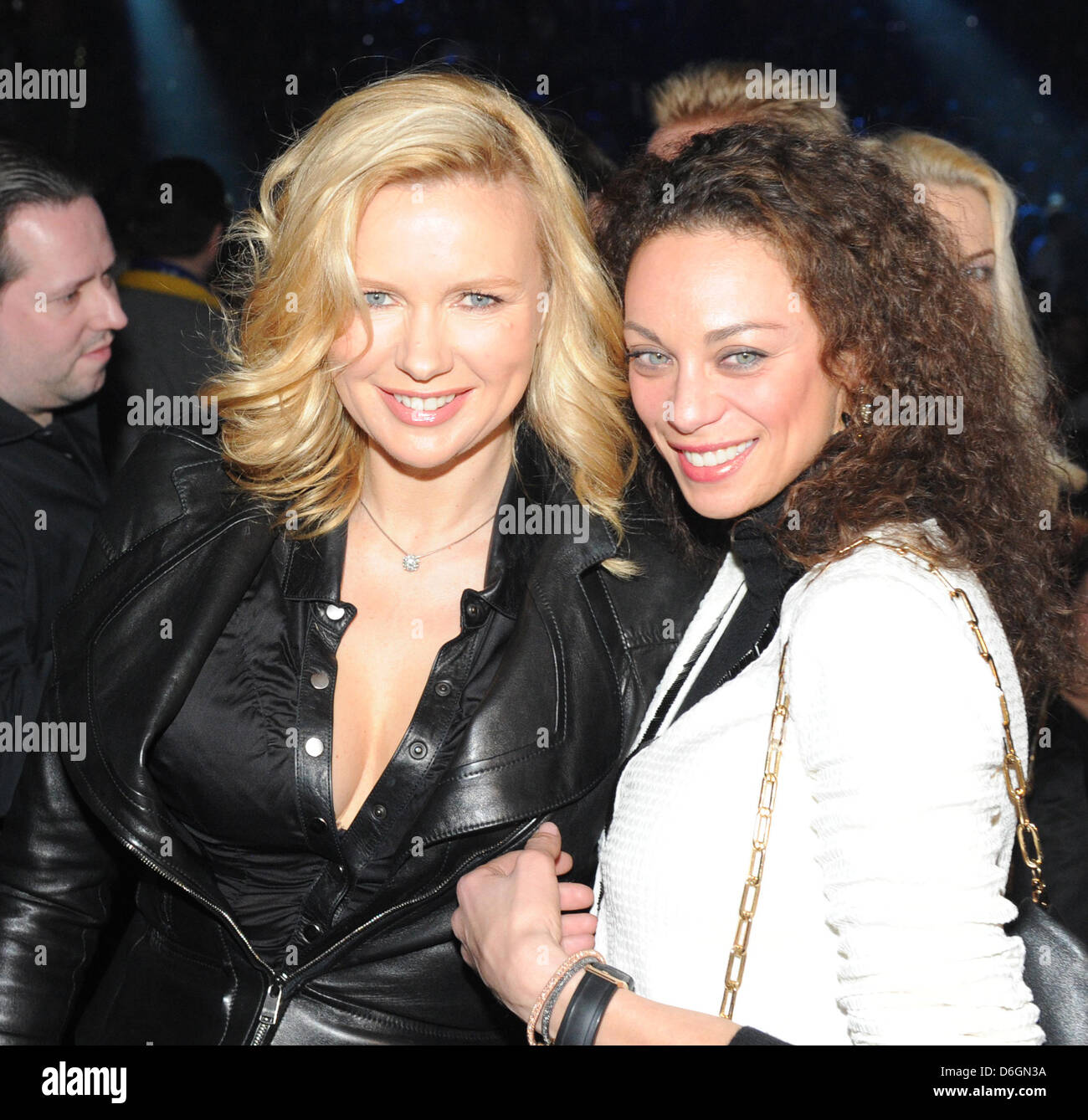 Attrice tedesca Veronica Ferres e Lilly Becker frequentare il WBC World Heavyweight Championship lotta tra il pugile ucraino Vitali Klitschko e British boxer Dereck Chisora nell'Olympic Hall di Monaco di Baviera, Germania, il 18 febbraio 2012. Klitschko ha difeso la sua World Boxing Consiglio heavyweight title. Foto: Marc Mueller Foto Stock