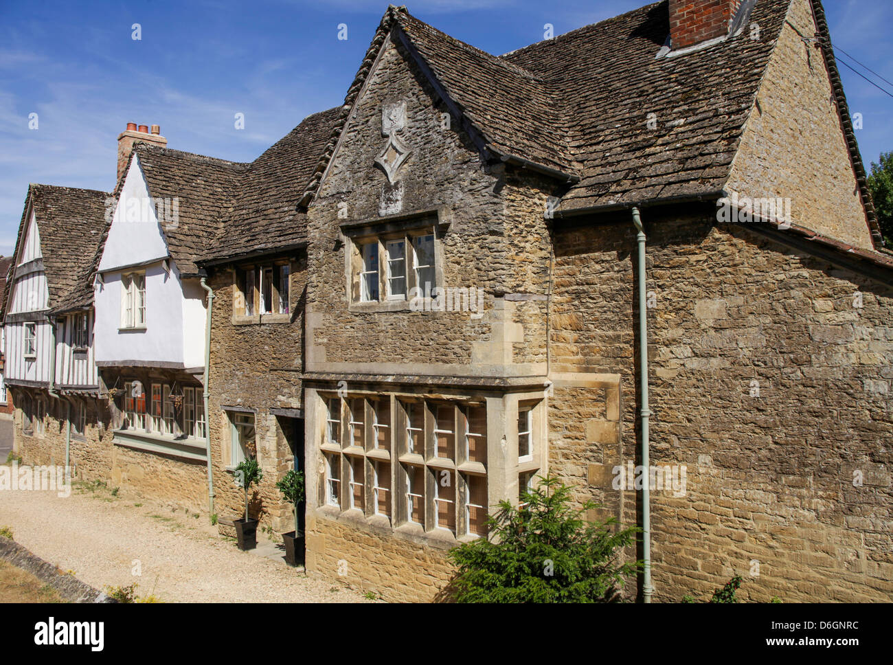 Case medioevali su una strada nel villaggio di Lacock, Inghilterra Foto Stock