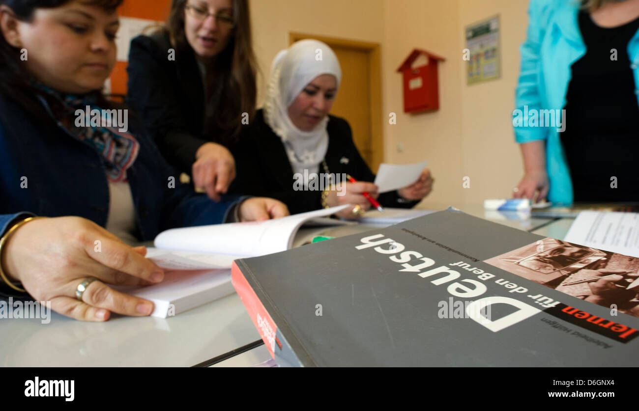 A education service provider lingua LOESERnet.com, studenti provenienti da diversi paesi stranieri sono imparare il tedesco in Freital, Germania, 20 febbraio 2012. Sassonia suo espandendo il suo progetto pilota per velocizzare le convalide e il riconoscimento ufficiale di immigrati estero dei gradi. Foto: Arno Burgi Foto Stock