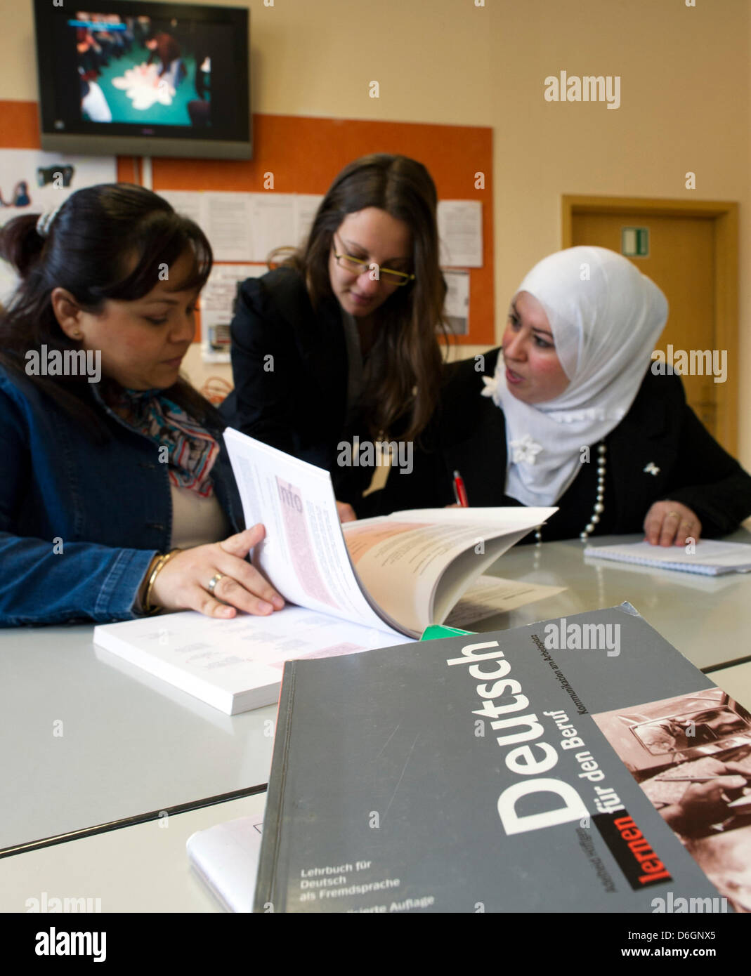 A education service provider lingua LOESERnet.com, studenti provenienti da diversi paesi stranieri sono imparare il tedesco in Freital, Germania, 20 febbraio 2012. Sassonia suo espandendo il suo progetto pilota per velocizzare le convalide e il riconoscimento ufficiale di immigrati estero dei gradi. Foto: Arno Burgi Foto Stock