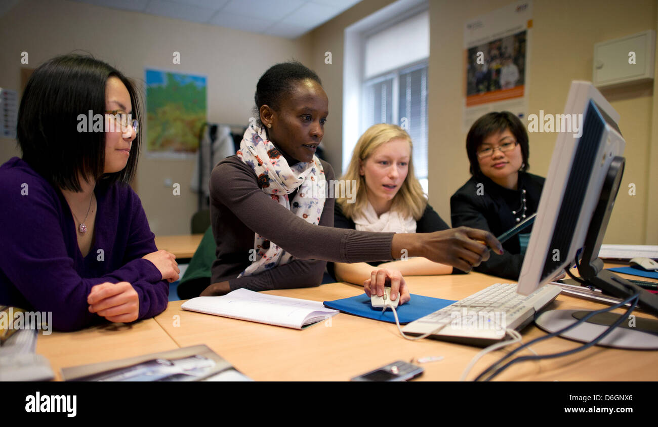 A education service provider lingua LOESERnet.com, studenti provenienti da diversi paesi stranieri sono imparare il tedesco in Freital, Germania, 20 febbraio 2012. Sassonia suo espandendo il suo progetto pilota per velocizzare le convalide e il riconoscimento ufficiale di immigrati estero dei gradi. Foto: Arno Burgi Foto Stock