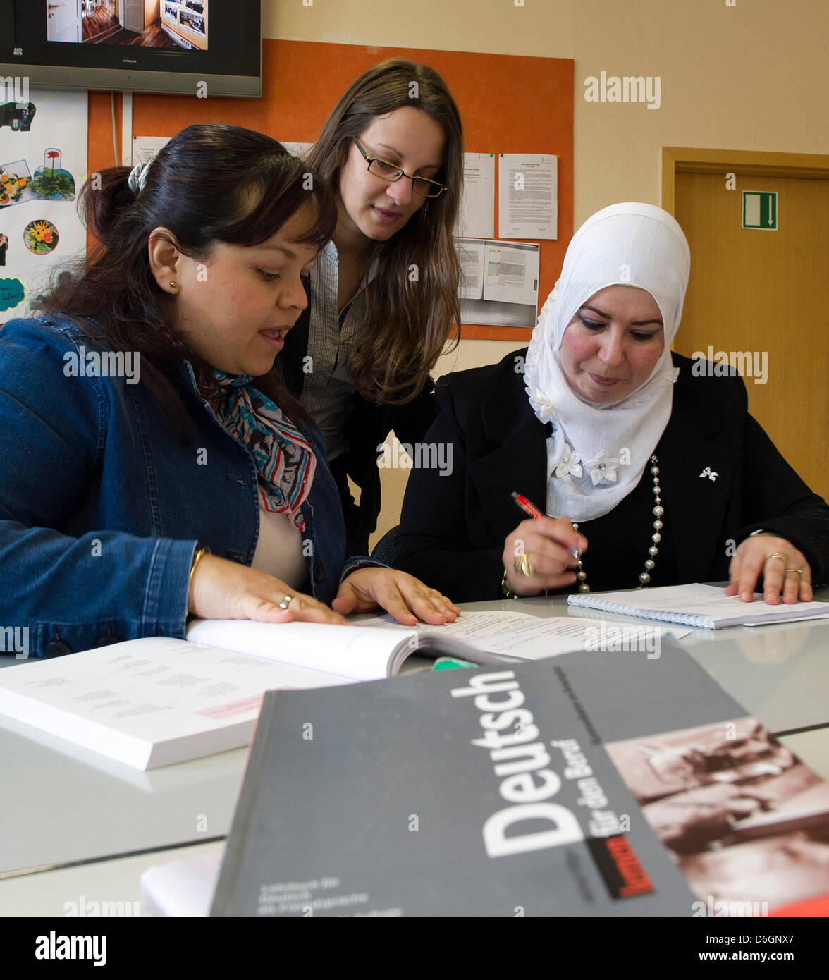 A education service provider lingua LOESERnet.com, studenti provenienti da diversi paesi stranieri sono imparare il tedesco in Freital, Germania, 20 febbraio 2012. Sassonia suo espandendo il suo progetto pilota per velocizzare le convalide e il riconoscimento ufficiale di immigrati estero dei gradi. Foto: Arno Burgi Foto Stock