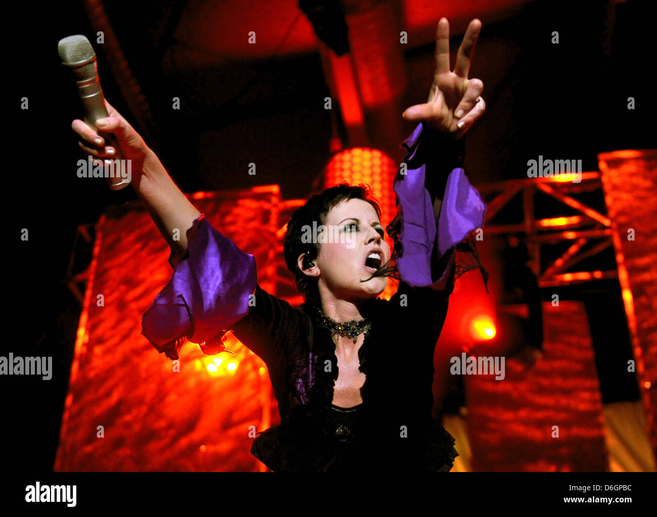 (FILE) un archivio foto datata 27 marzo 2010 mostra Dolores O'Riordan da mirtilli di eseguire a Berlino, Germania. Il Carnberries sono tornati dopo dieci anni con un nuovo album in studio. La band è conosciuto principalmente per il suono unico della O'Riordan la voce. Foto: Britta Pedersen Foto Stock