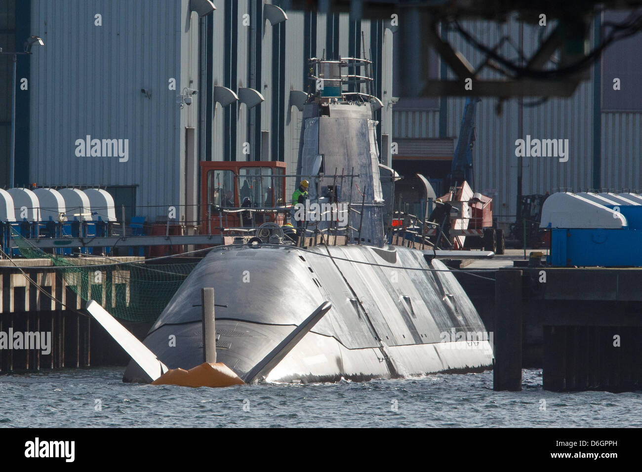 Un sottomarino del Delfino allargata classe viene mostrato dopo il suo lancio al Howaldtswerke-Deutsche Werft cantiere in Kiel, Germania, 20 febbraio 2012. Il diesel-elettrico sottomarino è considerata la più sofisticata e in grado convenzionalmente sottomarino ed è pensato per essere in grado di distribuire armi nucleari. Foto: Markus Scholz Foto Stock