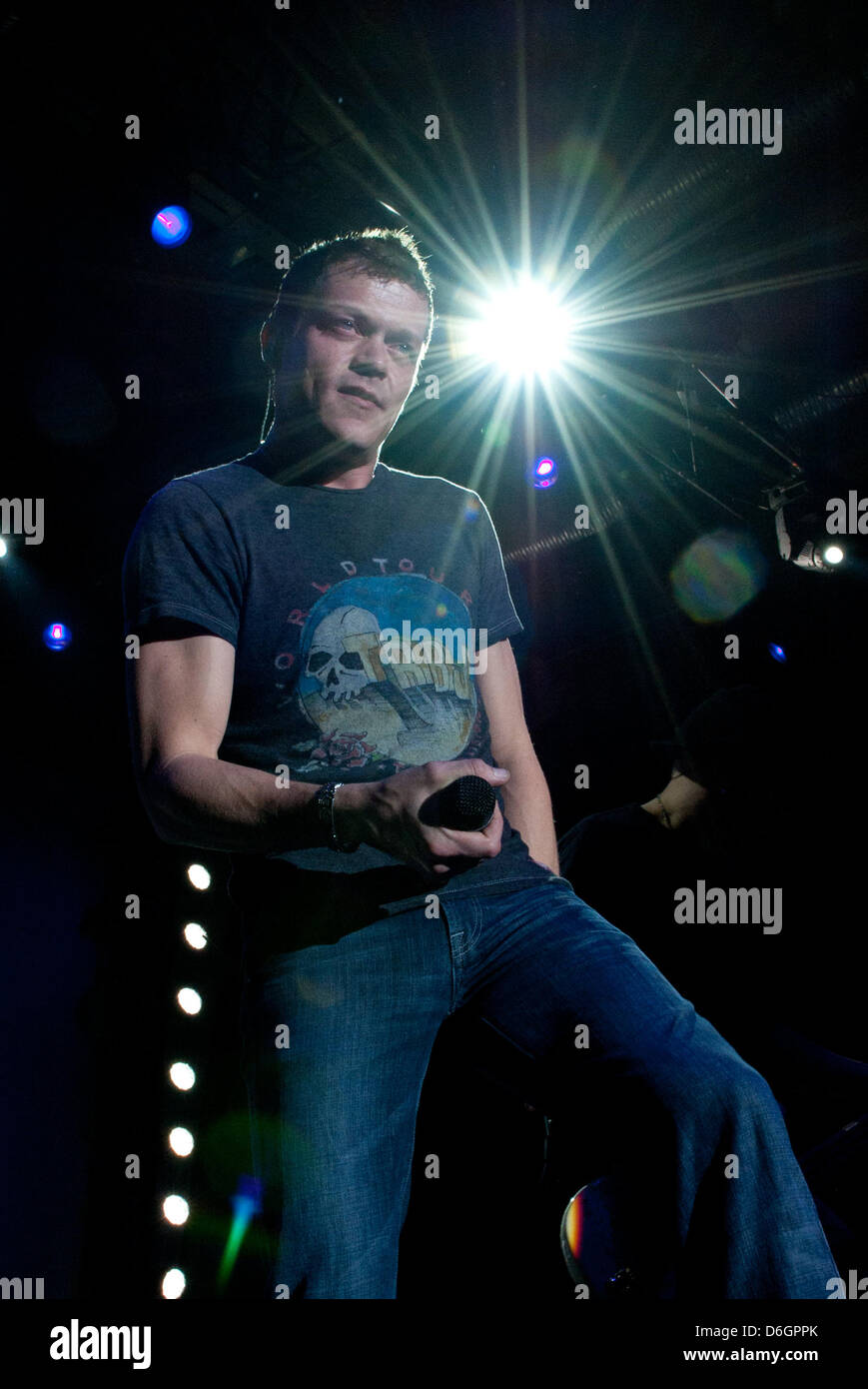 Il cantante Brad Arnold statunitense American rock band 3 porte esegue durante il primo concerto della band tedesca tour presso la Columbia Hall di Berlino, Germania, 21 febbraio 2012. La band suonerà sei concerti in Germania. Foto: Joerg Carstensen Foto Stock