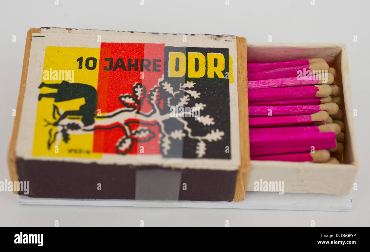 Dieci anni RDT è scritto su uno storico matchbox dal 1959 nella nuova esposizione permanente al Dokumentationszentrum Alltagskultur der DDR (Centro di Documentazione della cultura quotidiana della RDT) in Eisenhuettenstadt, Germania, 22 febbraio 2012. La mostra "La vita quotidiana: GDR' ('Alltag: DDR') è aperto dal 25 febbraio 2012 con oggetti, interviste e filmati su daily lif Foto Stock