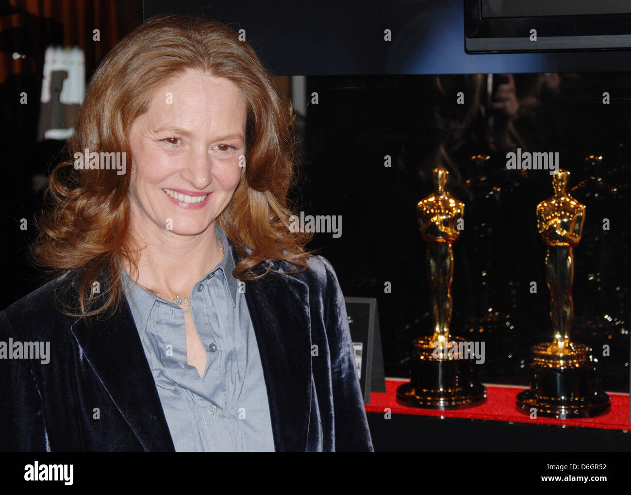 Premio Oscar vincitore Melissa Leo, che ha ottenuto l'attrice premio Oscar 2011 per "Fighter", sorride come essa si erge accanto a Oscar statuette, che sono sul display durante la fase di apertura dell'Accademia delle Arti e delle scienze cinematografiche 'Meet Oscar, Grand Central' alla Vanderbilt Hall di Grand Central Terminal in New York New York, Stati Uniti d'America, 22 febbraio 2012. I visitatori al cron Foto Stock