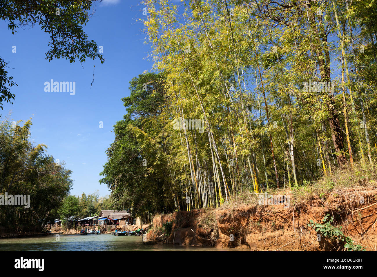 Avvicinando Inn Thein villaggio sul Lago Inle, Myanmar Foto Stock