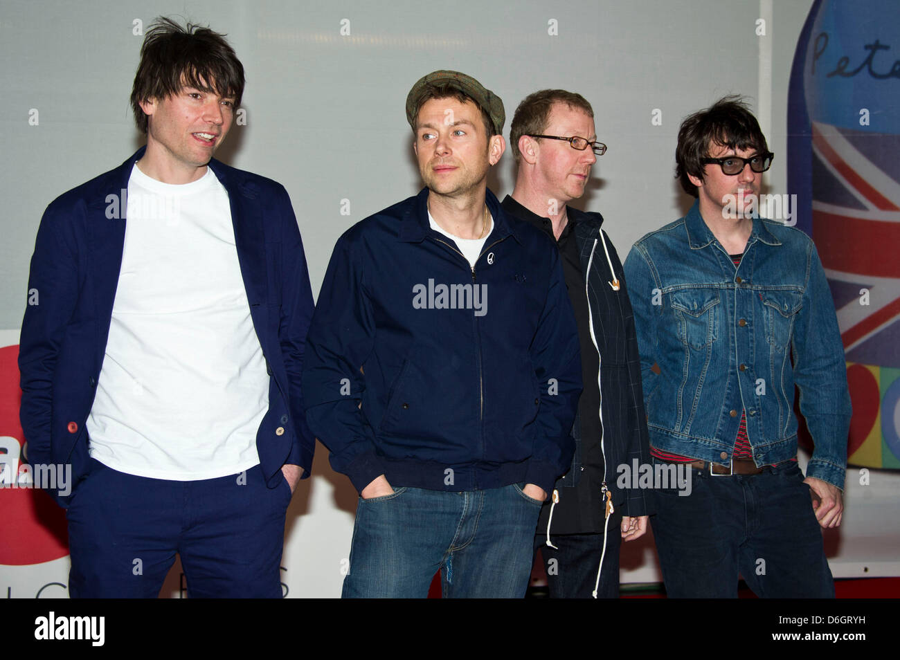 Musicisti Alex James (l-r), Dave Rowntree, Damon Albarn e Graham Coxon di 'Blur' frequentare il Brit Awards 2012 all'O2 Arena di Greenwich, Londra, Gran Bretagna, il 21 febbraio 2012. Foto: Hubert Boesl Foto Stock