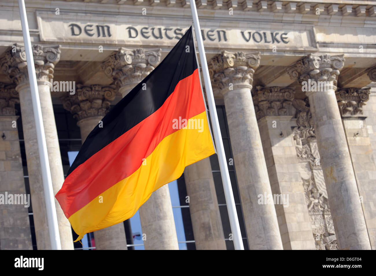Die Deutsche Flagge weht am Donnerstag (23.02.2012) vor dem Reichstag di Berlino auf Halbmast. Bundesweit erinnerten Menschen mit einer Schweigeminute an die zehn Opfer einer Neonazi-Zelle. Damit sollte auch ein segnale sichtbares gegen Rechts gesetzt werden. Foto: Maurizio Gambarini dpa/lbn +++(c) dpa - Bildfunk+++ Foto Stock