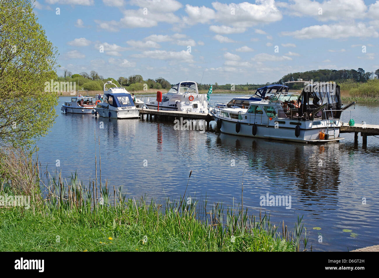 Il castello di Crom Estate, banchina con barche di crociera, superiore del Lough Erne, County Fermanagh, Irlanda del Nord Foto Stock