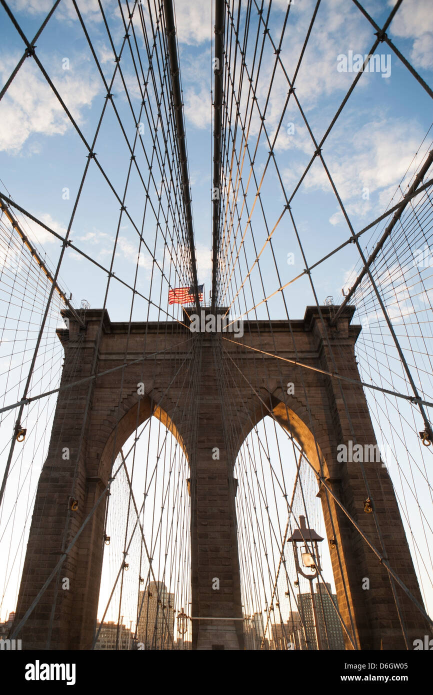 Ponte di Brooklyn sotto il cielo blu Foto Stock