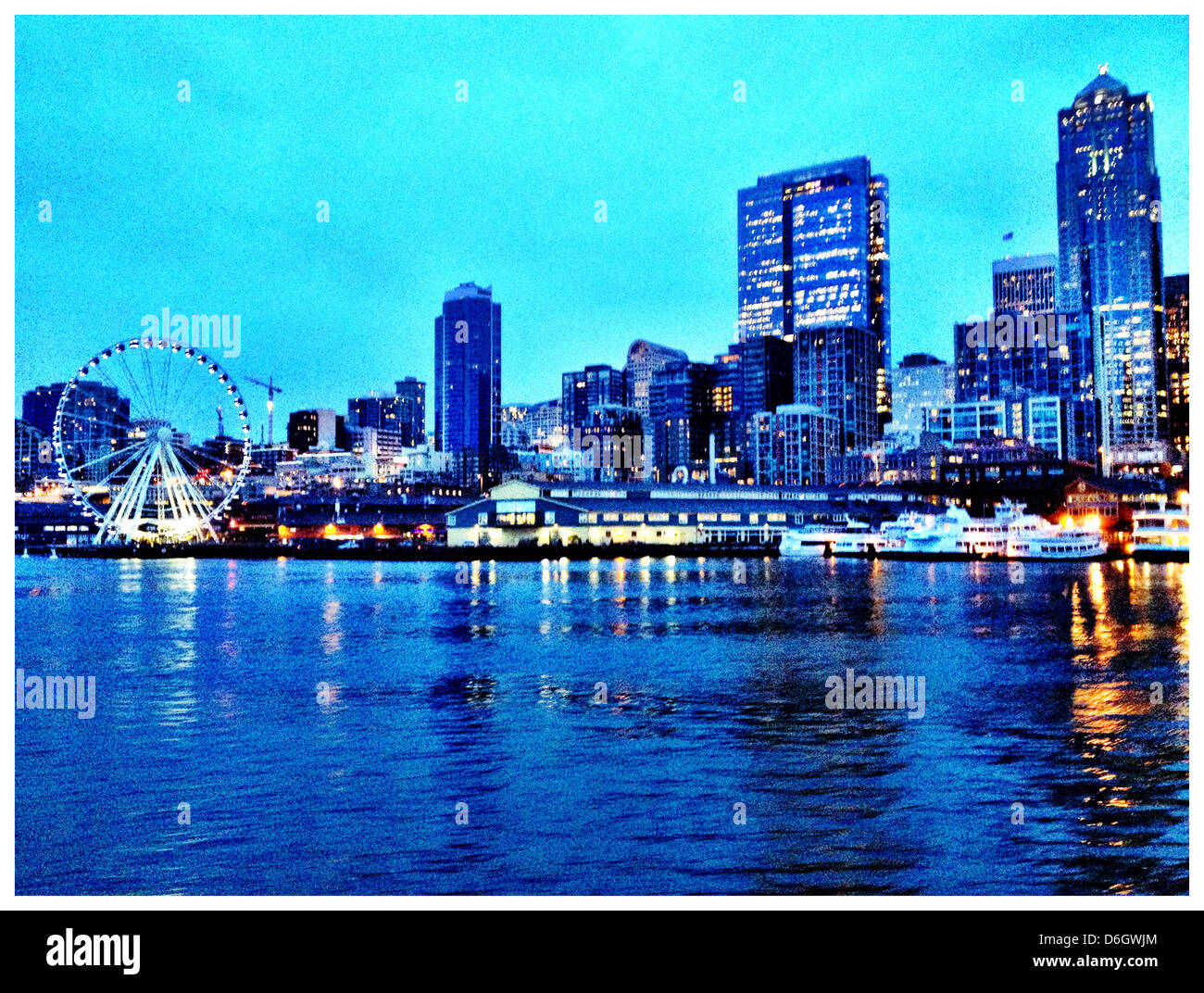 Skyline della città illuminata di notte, Seattle, Washington, Stati Uniti - Immagine stock catturata con smartphone