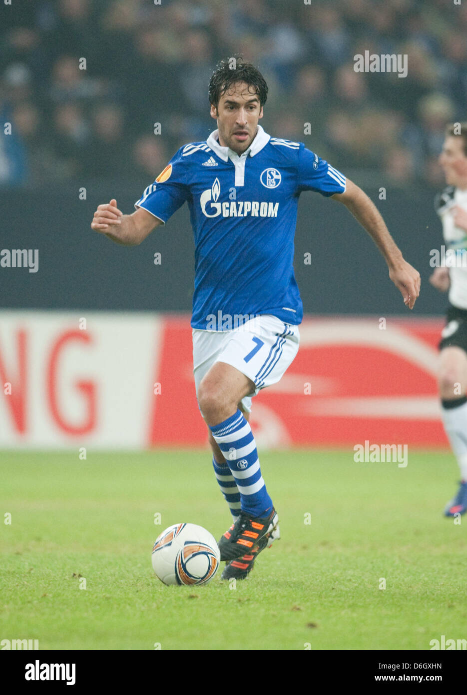 Schalke's Raul è raffigurato durante la UEFA Europa League round di 32 seconda gamba partita di calcio tra FC Schalke 04 e FC Viktoria Plzen a Arena AufSchalke stadium di Gelsenkirchen, Germania, 23 febbraio 2012. Foto: Bernd Thissen Foto Stock