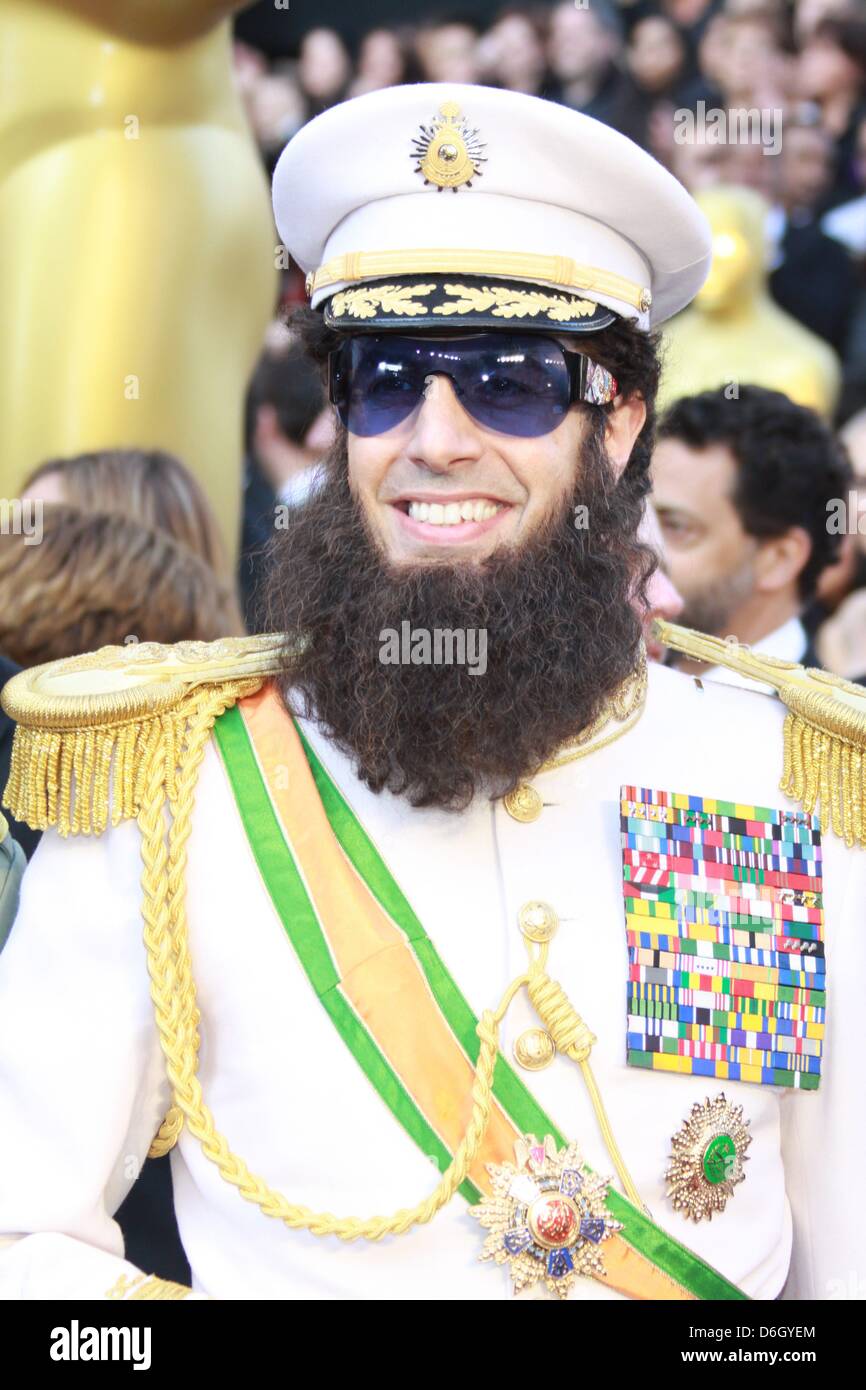 Comico britannico sacha baron cohen arriva come 'dictator' alla 84ma annuale di Academy Awards aka Oscar al Kodak Theatre di Los Angeles, Stati Uniti d'America, il 26 febbraio 2012. Foto: Hubert Boesl Foto Stock