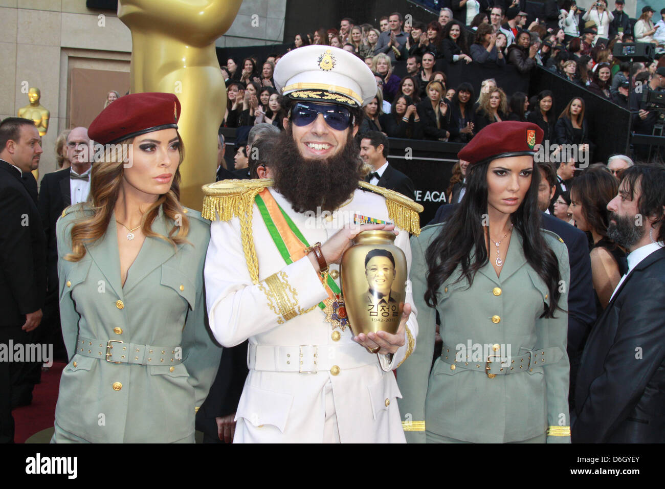 Comico britannico sacha baron cohen arriva come 'dictator' alla 84ma annuale di Academy Awards aka Oscar al Kodak Theatre di Los Angeles, Stati Uniti d'America, il 26 febbraio 2012. Foto: Hubert Boesl Foto Stock