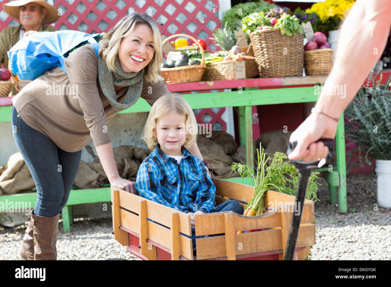 Famiglia shopping al mercato agricolo Foto Stock