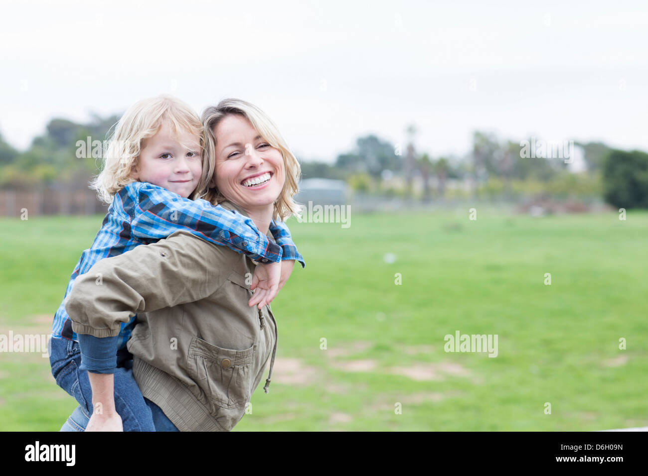 Madre figlio portante sovrapponibile all'aperto Foto Stock