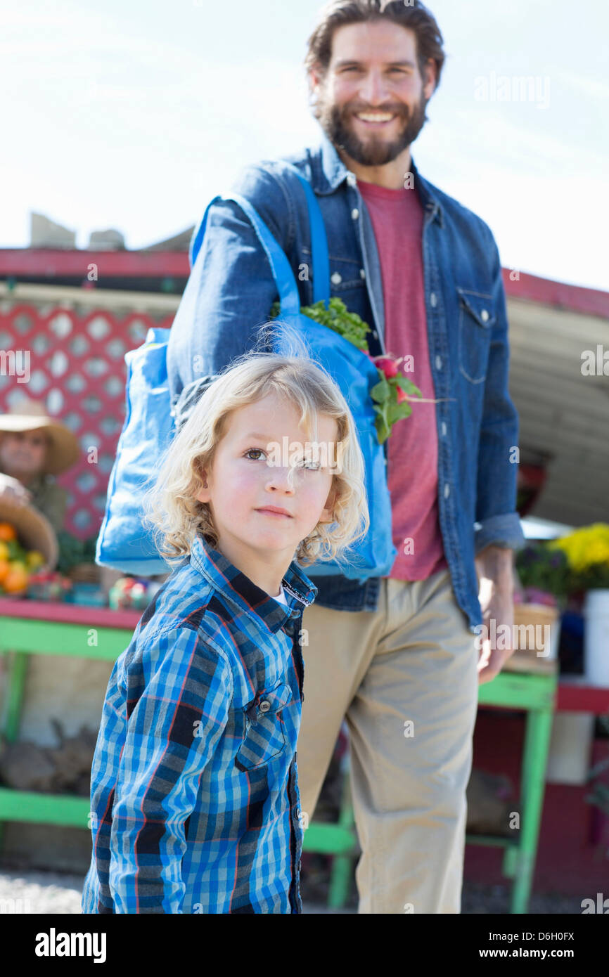Padre e figlio al mercato agricolo Foto Stock