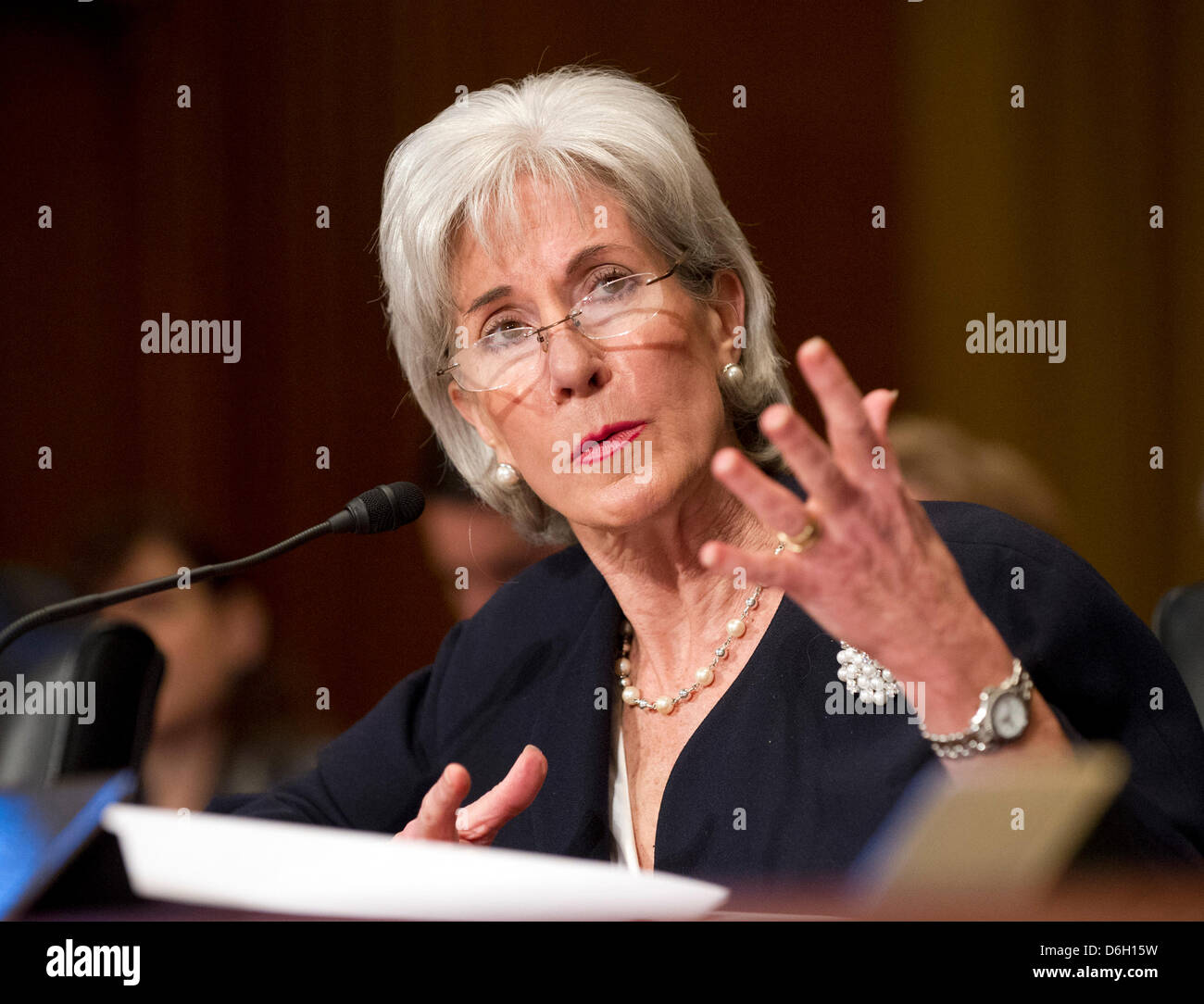 Stati Uniti segretario della Sanità e dei servizi umani (HHS) Kathleen Sebelius testimonia prima di Stati Uniti Senato comitato delle finanze nel corso di una audizione dell'agenzia per l'anno fiscale 2013 proposta di bilancio sul Campidoglio di Washington, D.C. su Mercoledì, 15 febbraio 2012..Credit: Ron Sachs / CNP Foto Stock