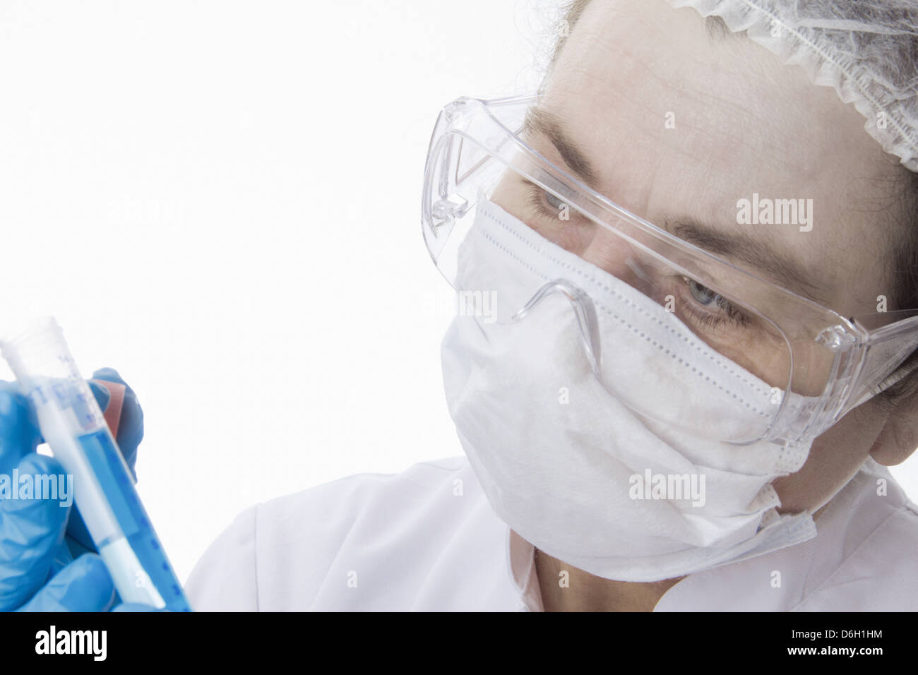Dottore in maschera facciale utilizzando computer tablet Foto Stock