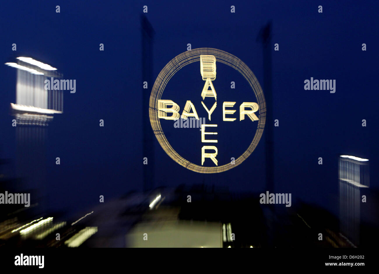 File - un file foto datata 10 marzo 2010 mostra la Bayer logo aziendale presso la sede della società a Leverkusen, Germania. Il settore chimico e farmaceutico azienda azienda presenterà i suoi dati di bilancio 2011 il 28 febbraio 2012. Foto: Oliver Berg Foto Stock
