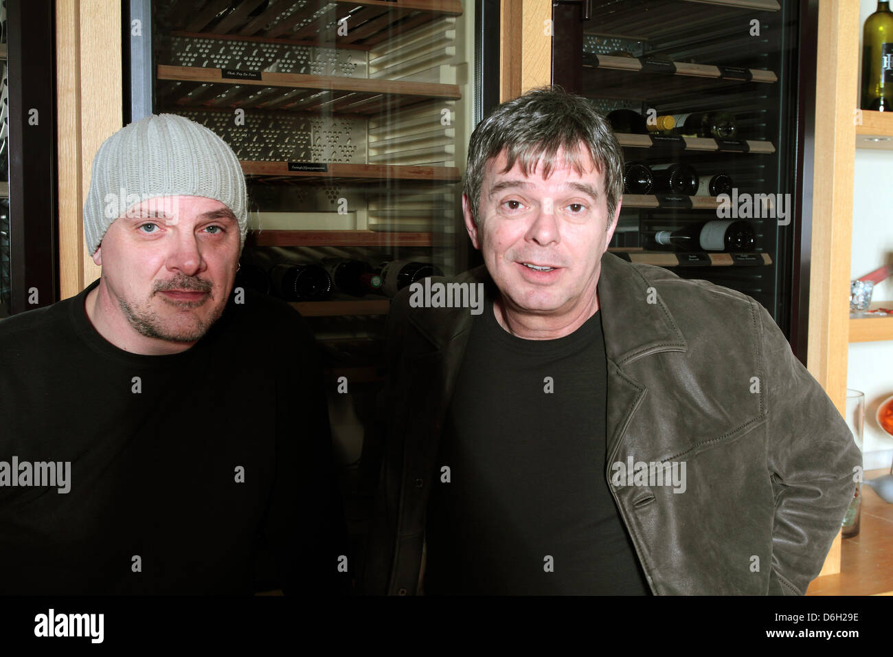 Baz Warne (L), cantante e chitarrista del punk britannico bank The Stranglers e basist Jean-Jacques Burnel pongono a Berlino, Germania, 27 febbraio 2012. La band è in tournée in Germania nel mese di aprile 2012. Foto: Lutz Mueller-Bohlen Foto Stock