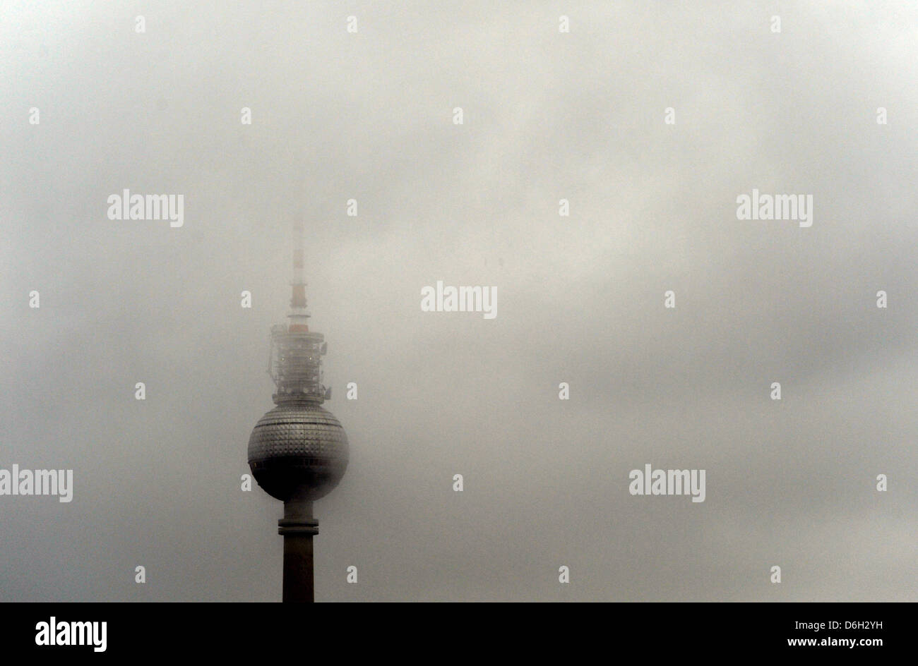 La punta della torre della televisione bastoncini fino in grigio nuvole sopra Berlino, Germania, 29 febbraio 2012. Foto: MAURIZIO GAMBARINI Foto Stock