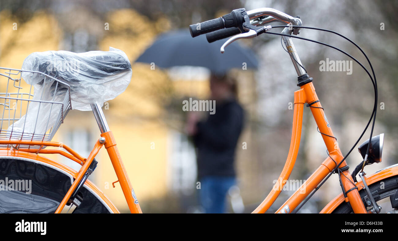 La sede di una bicicletta è coperto con un sacchetto di plastica a Osnabrück, Germania, 29 febbraio 2012. Foto: FRISO GENTSCH Foto Stock