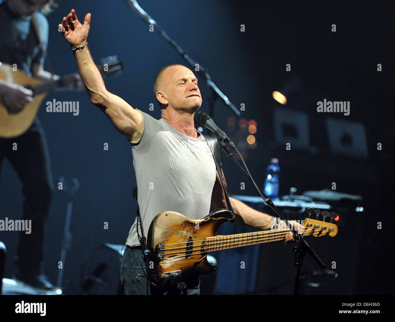 British musicista rock Sting (Gordon Matthew Thomas Sumner) prforms sul palco durante il suo 'Torna a Bass Tour' all'Jahrhundert Hall di Francoforte sul Meno, Germania, 29 febbraio 2012. Foto: Boris Roessler Foto Stock