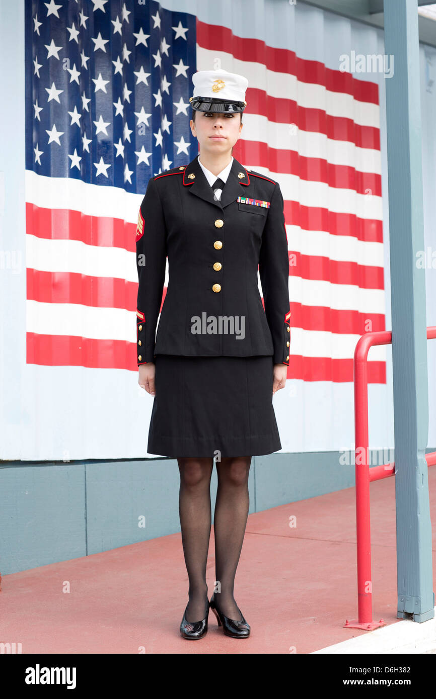 Servicewoman nel vestire blues di noi bandiera Foto Stock